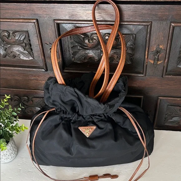 Beautiful Black and Tan Shoulder Bag - Picture 3 of 14